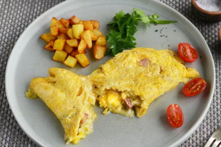 Omelet ham dan keju.