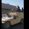 Video Taliban Berparade Pakai Humvee AS Setelah Taklukkan Ibu Kota Provinsi