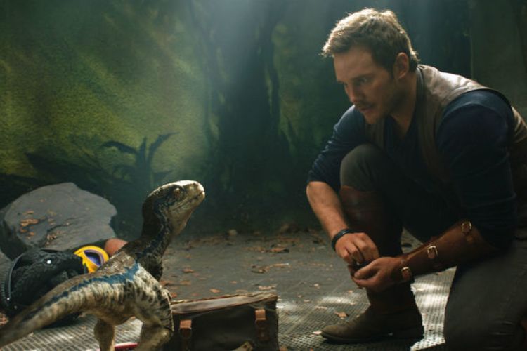 Aksi Chris Pratt dalam film Jurassic Park: Fallen Kingdom