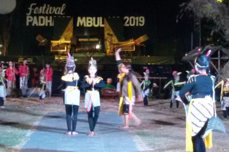 Festival Padhang Bulan 2019 bagian dari kemeriahan Menoreh Art Festival 2019 yang berlangsung di Wates, Kulon Progo, Daerah Istimewa Yogyakarta. Festival Padhang Bulan menonjolkan atraksi seni Gejok Lesung.