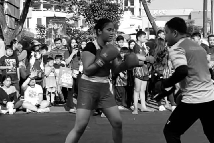 Momen atlet tinju Alexandria Warman saat menjalani latihan. Alexandria Warman meninggal dunia saat menjalani pemusatan latihan di PPLP Banten.