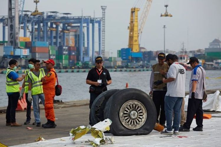 Tim KNKT melakukan penelitian atas salah-satu roda pesawat Lion Air JT 6-10, 3 November 2018 di pelabuhan Tanjung Priok, Jakarta. 