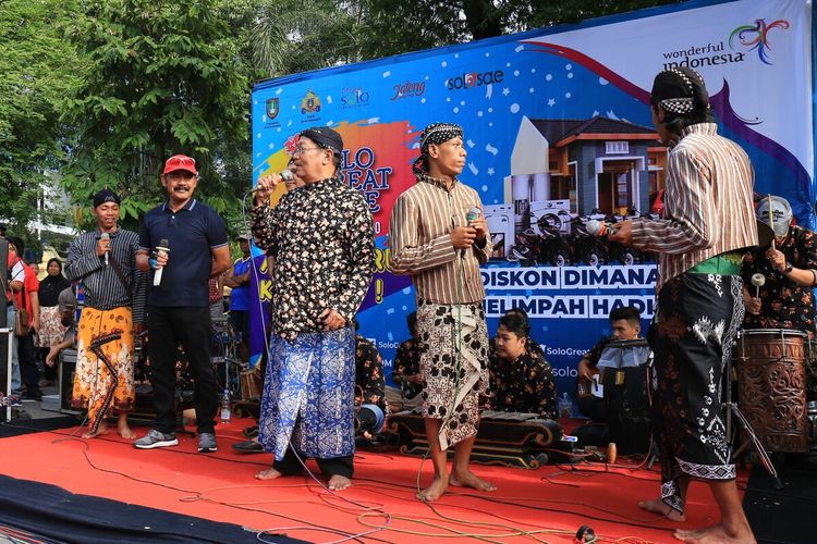 Sosialisasi Solo Great Sale (SGS) 2020 di car free day Jalan Slamet Riyadi Solo, Jawa Tengah, Minggu (12/1/2020).