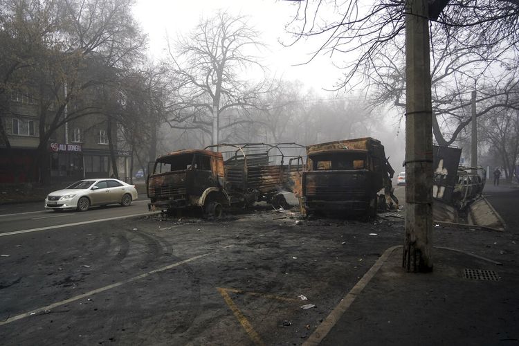 Pemandangan truk militer yang terbakar setelah bentrokan, di sebuah jalan di Almaty, Kazakhstan, Kamis, 6 Januari 2022. 