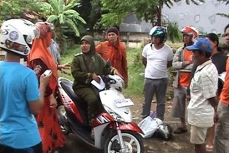 Dua guru di Kabupaten Bone, Sulawesi Selatan tengah dikerumuni warga setelah menjadi korban penjambretan, Senin (1/7/2013).