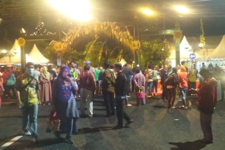 RAMAI: Warga masyarakat masih memadati area seputar Pura Mangkunegaran Solo untuk menyaksikan resepsi pernikahan Kaesang-Erina, Minggu (11/12/2022) malam.