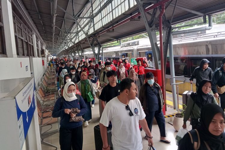 Penumpang kereta api di stasiun. 