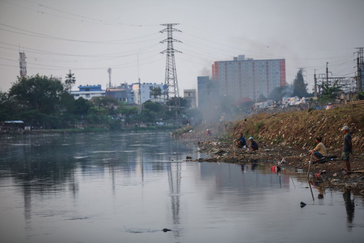 Warga memancing di Kanal Banjir Barat (KBB) sungai Ciliwung di Tanah Abang, Jakarta Pusat, Kamis (21/9/2017). Terbatasnya ruang terbuka hijau atau lahan bermain di pemukiman padat penduduk menyebabkan warga setempat memanfaatkan lahan kosong dipinggir sungai Ciliwung sebagai tempat bermain.
