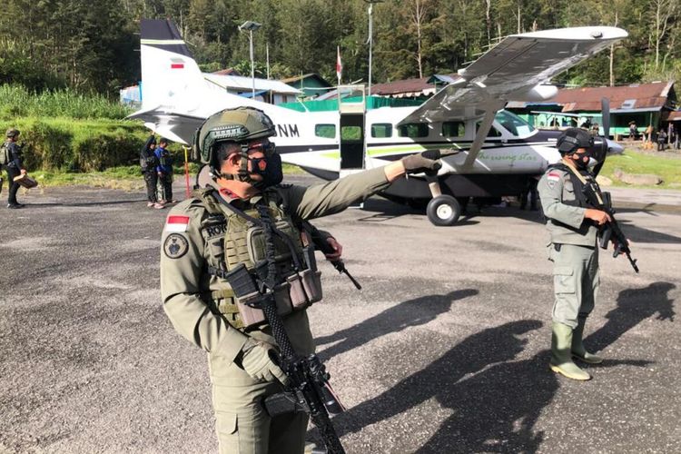 Personnel from the Indonesian National Police's Nemangkawi Task Force secure the airfield at the town of Beoga in Papua province's Puncak regency on Thursday, (15/4/2021)