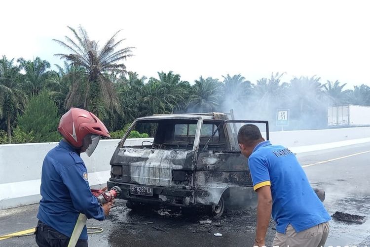 Petugas memadamkan api kebakaran mobil akibat ledakan mesin cat, yang membuat seorang tukang cat pembatas jalan tol Pekanbaru-Dumai mengalami luka bakar, di Kecamatan Kandis, Kabupaten Siak, Riau, Selasa (28/2/2023).