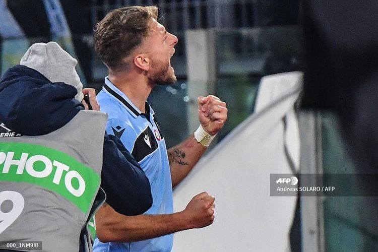 Striker Lazio, Ciro Immobile, merayakan gol ke gawang Napoli pada laga Liga Italia di Estadio Olimpico, pada 11 Januari 2020.