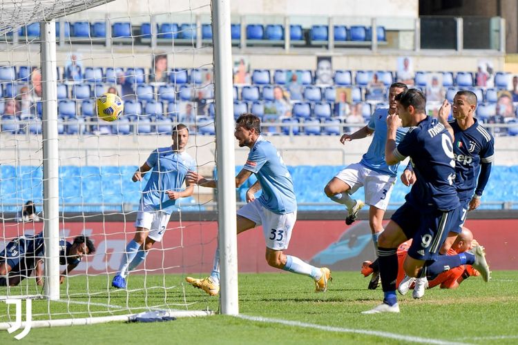 Cristiano Ronaldo (kanan) saat mencetak gol ke gawang Lazio pada laga Lazio vs Juventus di Stadion Olimpico, Roma, Italia, Minggu (8/11/2020).