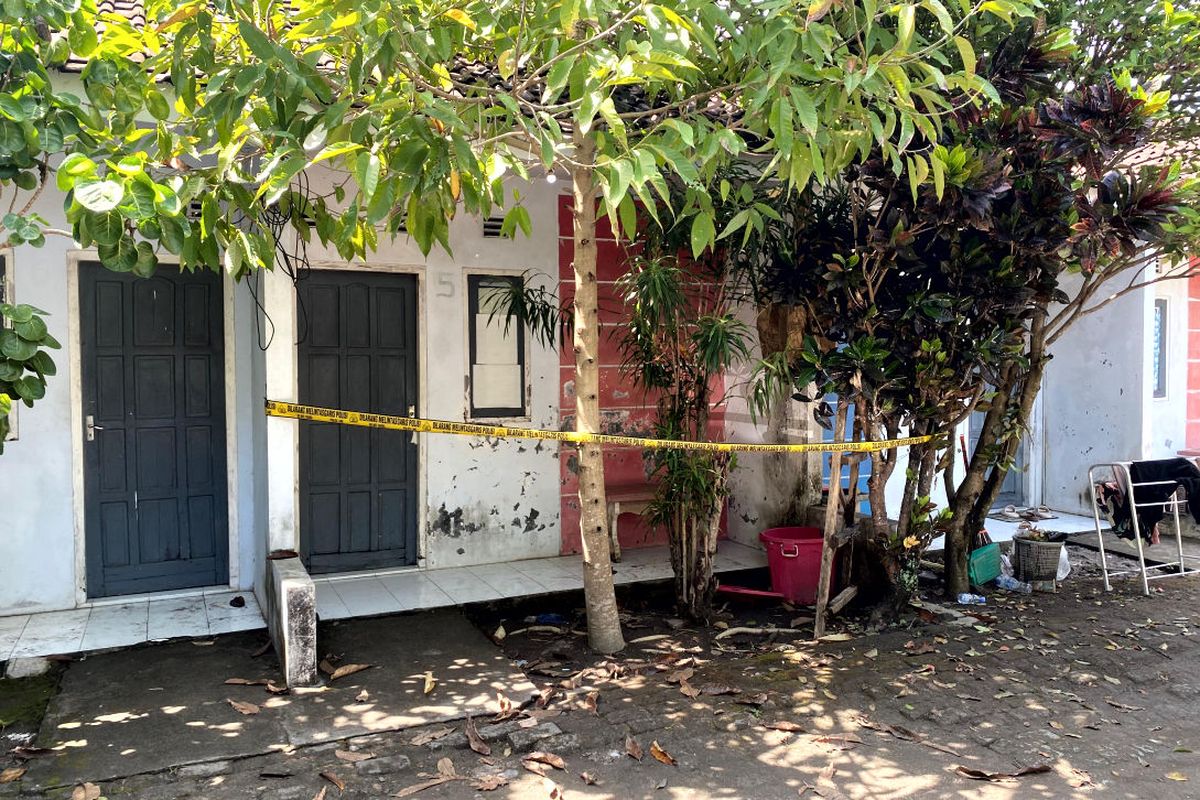 Gari polisi terpasang di bagian teras kamar kos di Jalan Kedondong, Kelurahan Sukorejo, Kota Blitar, dimana jasad MTW (25) ditemukan, Rabu (20/8/2025)