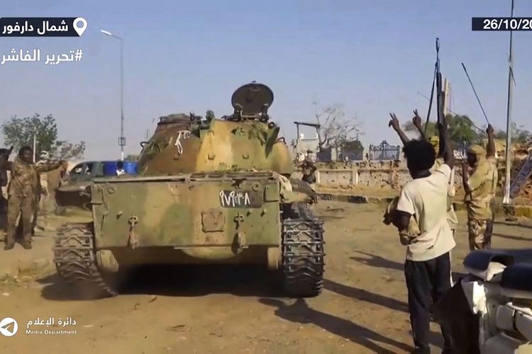 Tangkapan layar dari video yang dirilis pasukan Rapid Support Forces, memperlihatkan anggotanya merayakan perebutan El Fasher di Sudan, 26 Oktober 2025. Siapa Aktor di Balik Pembantaian di Sudan?