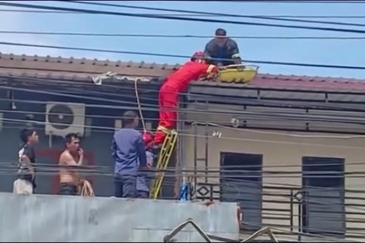 Aksi Damkar Selamatkan Warga Tersengat Listrik di Atap Rumah di Palopo