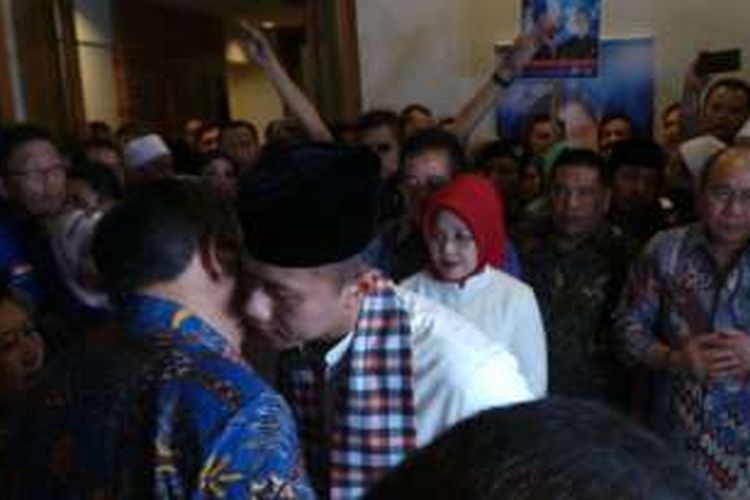 Bakal calon gubernur DKI Jakarta Agus Harimurti Yudhoyono saat meminta restu kepada Susilo Bambang Yudhoyono sebelum mendaftarkan diri ke KPU DKI Jakarta, Jumat (23/9/2016).