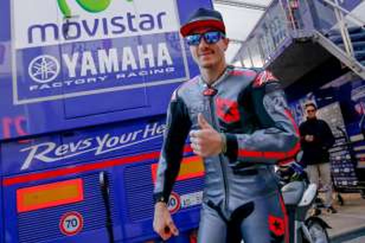 Pebalap MotoGP Spanyol, Maverick Vinales, bersiap menguji Yamaha YZR-M1 pada tes pasca-musim di Sirkuit Ricardo Tormo, Valencia, Selasa (15/11/2016).