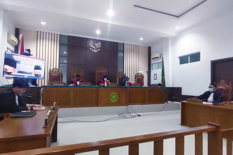 Sidang perdana dugaan tindak korupsi APBDes Matak di Pengadilan Negeri Tipikor Tanjungpinang, Senin (9/5/2022).