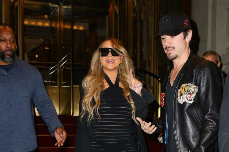 Mariah Carey terlihat mengenakan gaun tembus pandang yang memperlihatkan thong hitam dalam sebuah foto.