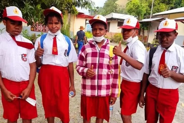 Hingga akhir Desember, belasan anak Intan Jaya belum resmi bergabung ke sekolah formal. Mereka akan mengikuti sejumlah kursus kilat untuk meningkatkan kemampuan baca-tulis.