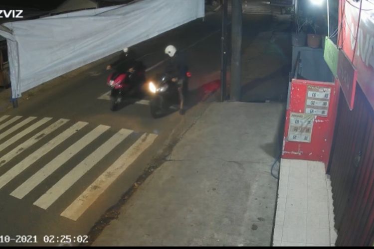 Komplotan maling beraksi di kawasan permukiman warga di Jalan Ulujami Gang Mulia RT 009 RW 001, Pesanggrahan, Jakarta Selatan pada Sabtu (23/10/2021) dini hari.