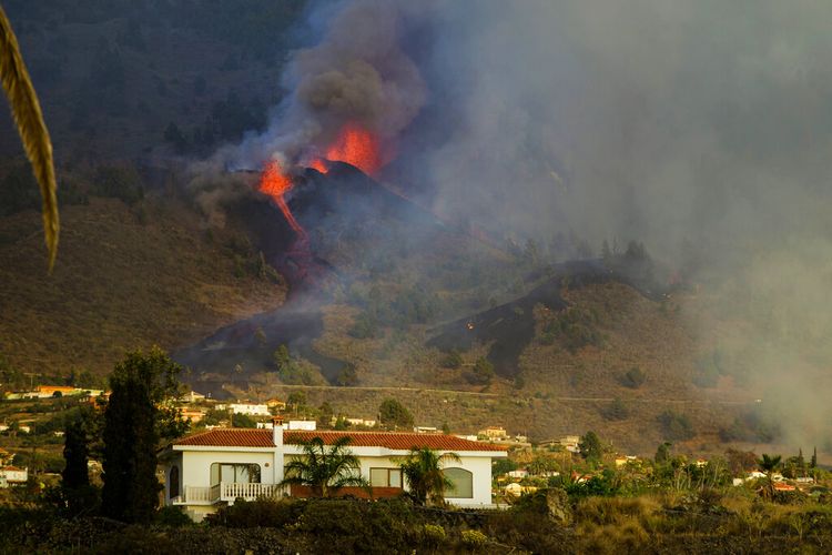 Lava mengalir dari letusan gunung berapi di pulau La Palma di Canaries, Spanyol, Minggu, 19 September 2021.