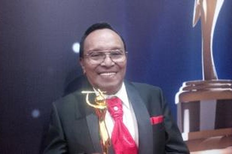 Penyanyi Bob Tutupoly diabadikan usai menerima penghargaan Legend Award versi AMI Awards 2015, di Ecovention Park, Ancol, Jakarta Utara, Rabu (23/9/2015).