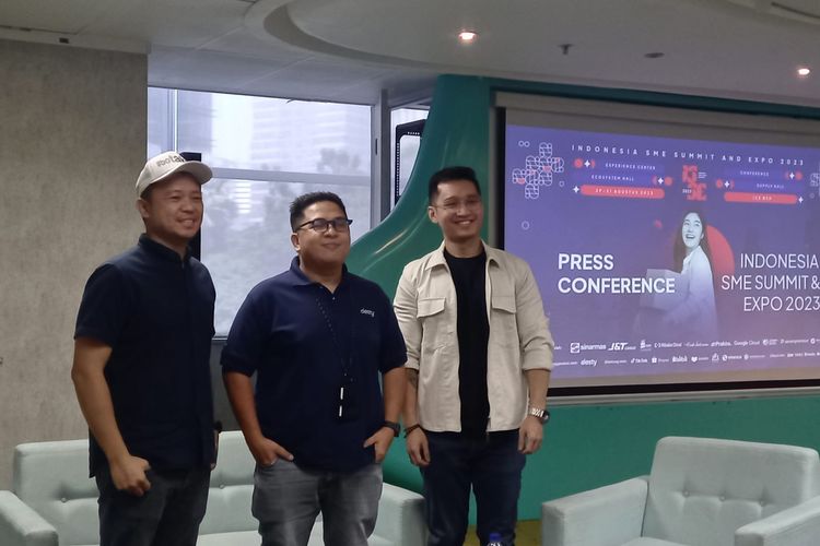 Co-Founder dan CEO Desty Mulyono Xu (di tengah) di Kantor Desty, Co-Hive 101, Jakarta, Selasa (8/8/2023).