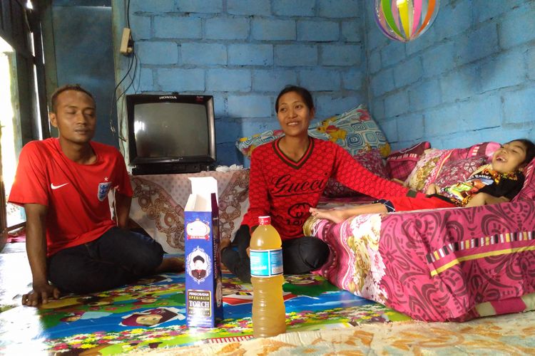Roni Harjoko (37), Maryani (29), dan Jasmine (7) warga Padukuhan Sawah RT 06/RW 03, Desa Girisekar.