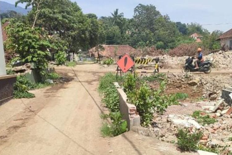 Satu Dusun di Conggeang, Sumedang, Jabar terisolasi Tol Cisumdawu. 