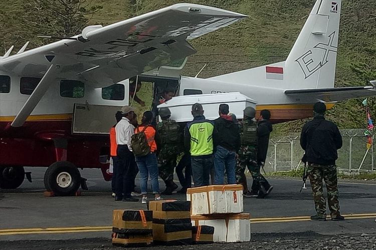 Proses evakuasi kedua jenazah yang ditembak Kelompok KKSB menggunakan pesawat berbadan kecil menuju Bandara Sentani Kabupaten Jayapura