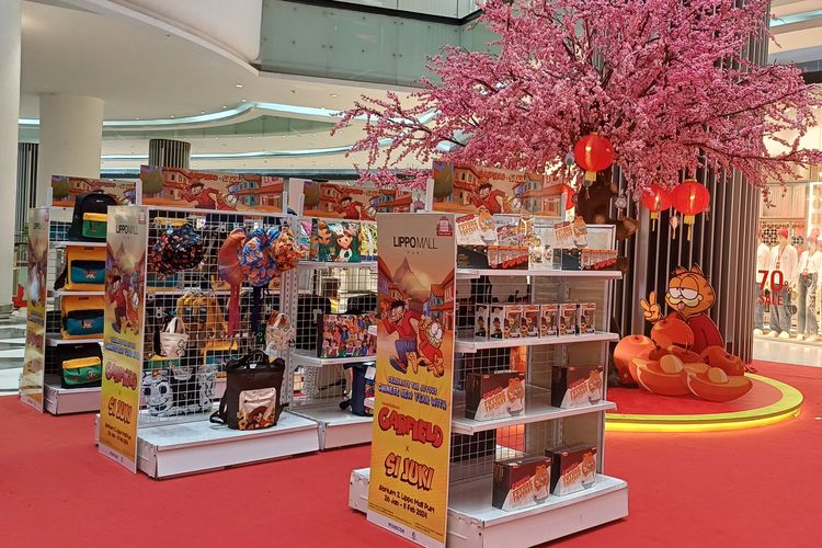 Merchandise kolaborasi kartun Garfield dan Si Juki yang dijual di Atrium 2 Lippo Mall Puri, Jakarta Barat.