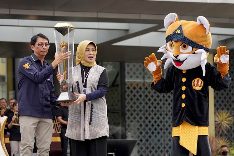 Rektor Unpad Prof. Rina Indiastuti memegang piala juara umum pada pembukaan Pekan Ilmiah Mahasiswa Nasional (Pimnas) ke-36 di kampus Unpad, Senin (27/11/2023).