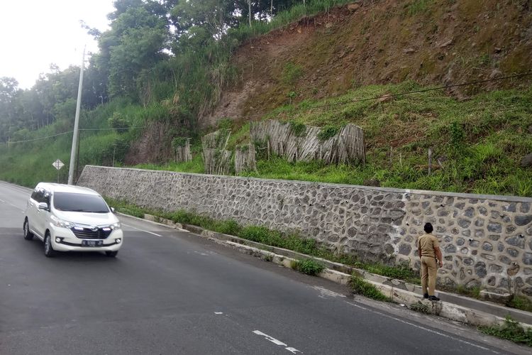 Tebing di Jalan Lingkar Salatiga rawan longsor karena tanggul penahan yang rapuh