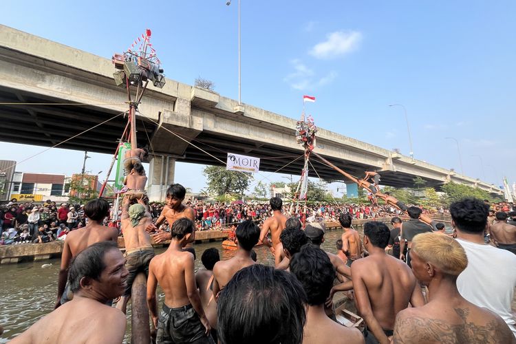 Lomba Panjat Pinang Kalimalang Jaktim, Bukan Sekadar Hadiah tapi Jaga Kekompakan