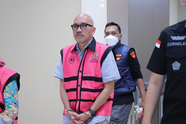 Direktur SMP pada Direktorat Jenderal Pendidikan Anak Usia Dini, Pendidikan Dasar, dan Pendidikan Menengah Kemendikbudristek Tahun 2020-2021, Mulyatsyah usai ditetapkan sebagai tersangka kasus dugaan korupsi Chromebook, Selasa (15/7/2025).