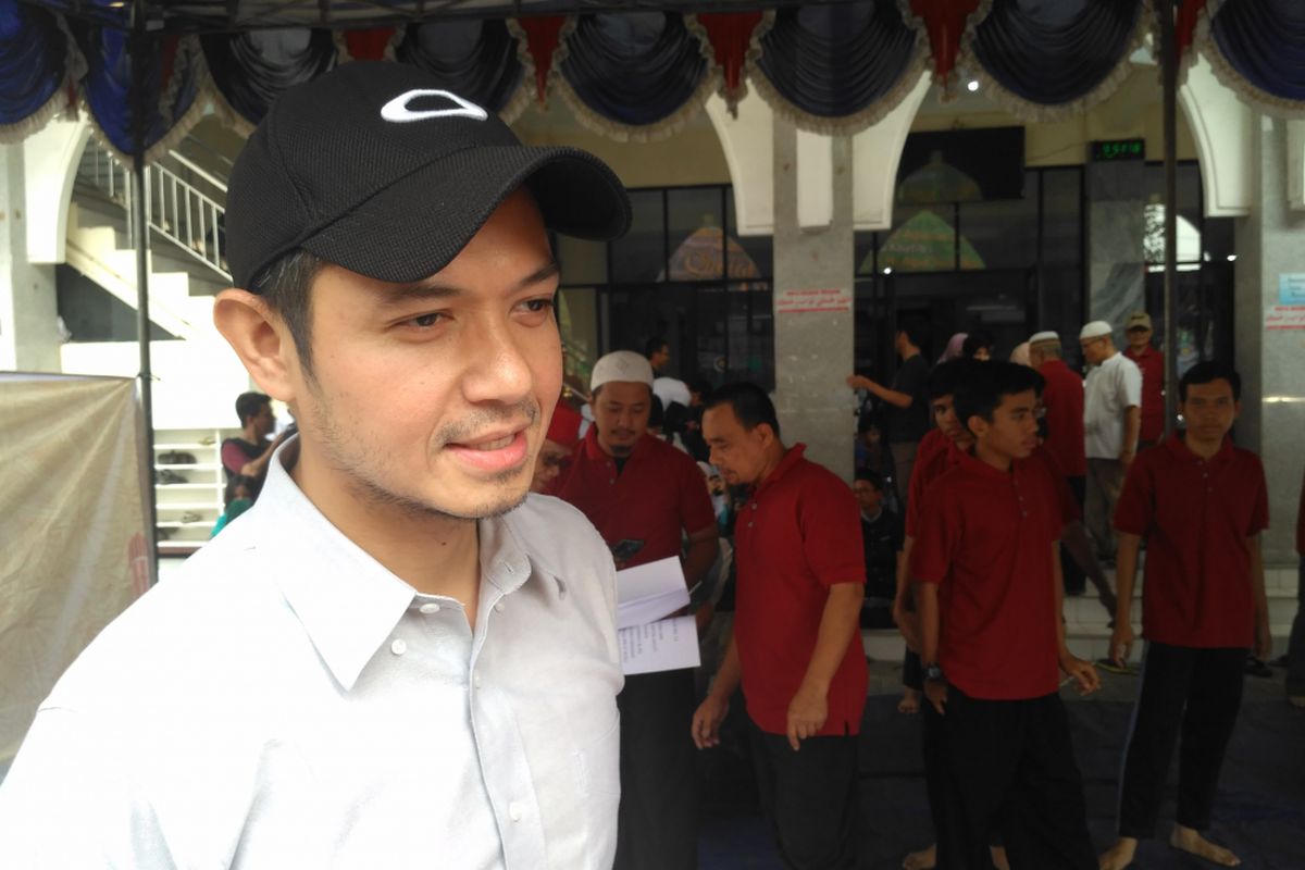 Dude Harlino mendatangi masjid tempat ia memberikan hewan kurbannya di Asem Baris, Tebet, Jakarta Selatan, Rabu (22/8/2018).