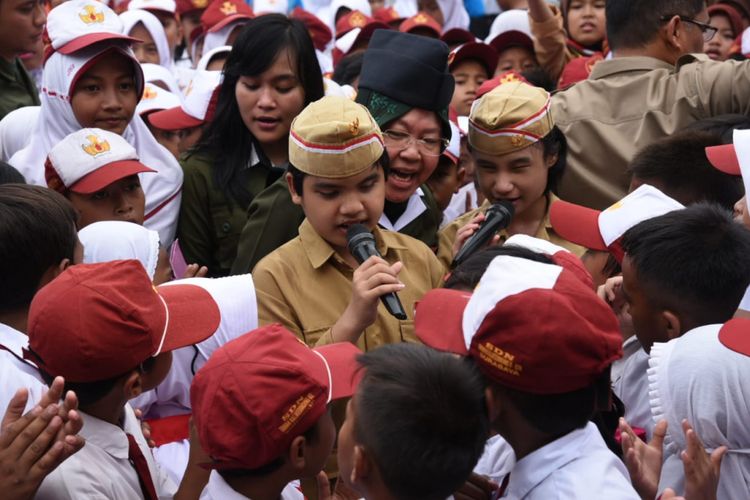 Wali Kota Surabaya Tri Rismaharini bersama puluhan anak-anak usai memimpin upacara Peringatan Hari Pahlawan di Taman Surya Balai Kota Surabaya, Sabtu (10/11/2018).