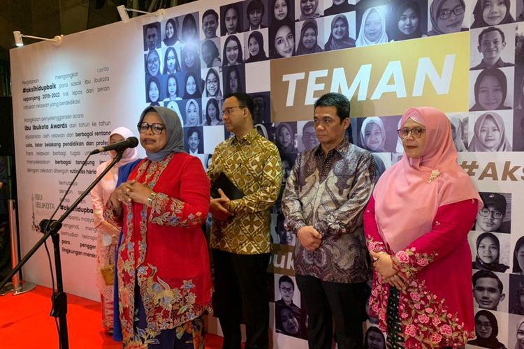 Istri Gubernur DKI Jakarta Anies Baswedan, Fery Farhati saat menghadiri acara Ibu Ibukota Awards 2022 di Teater Besar Taman Ismail Marzuki, Jakarta Pusat, Selasa (11/10/2022).