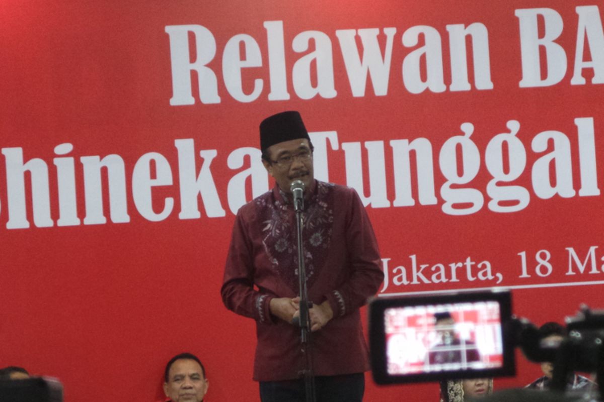 Calon wakil gubernur nomor pemilihan dua DKI Jakarta Djarot Saiful Hidayat dalam acara peluncuran Tim Reaksi Cepat Bhinneka Tunggal Ika-Basuki Djarot, di Jalan Talang Nomor 3, Menteng, Jakarta Pusat, Sabtu (18/3/2017).