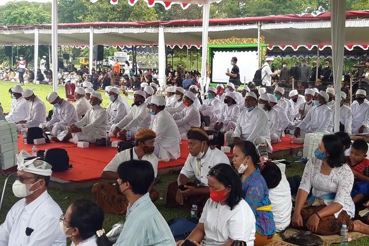 Umat Hindu mengikuti Upacara Tawur Agung Kesanga yang dilaksanakan di Pelataran Candi Prambanan, Rabu (2/3/2022).