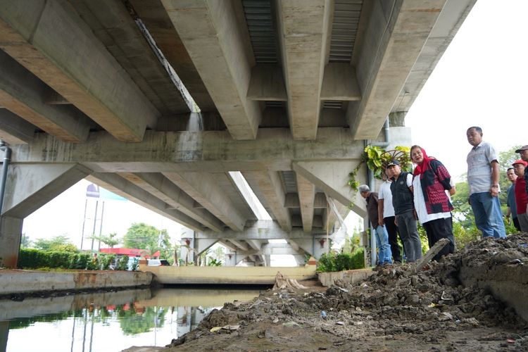 Wali Kota Semarang Hevearita Gunaryanti Rahayu saat mengecek proses pembersihan saluran di beberapa wilayah, baru-baru ini. 