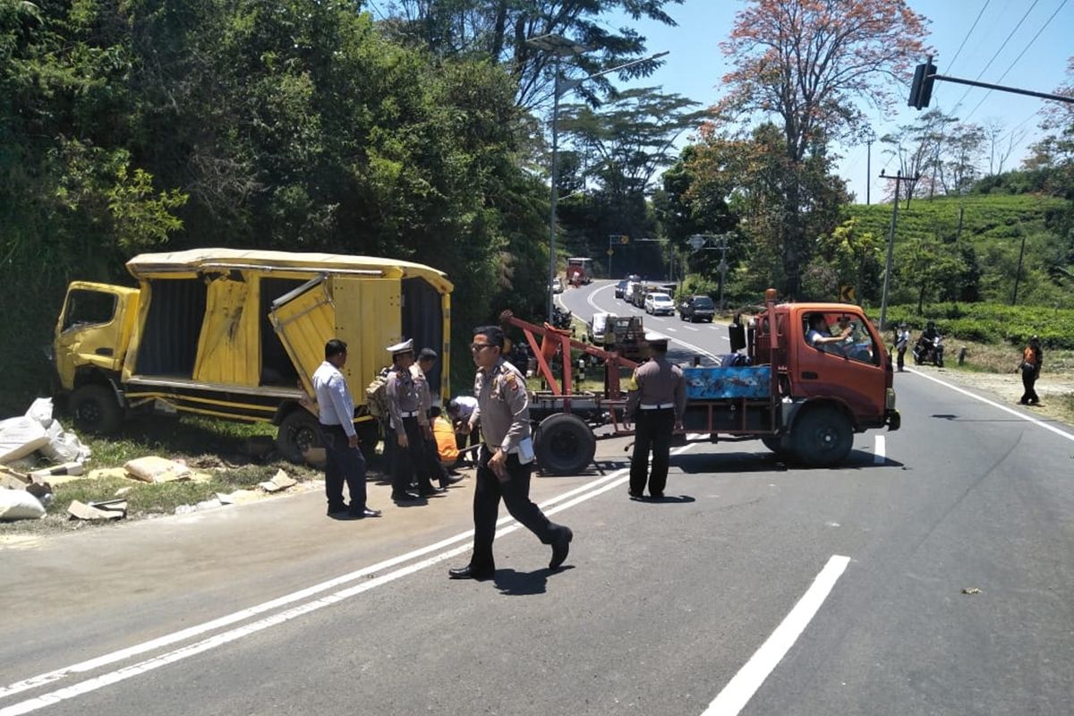 Tampak truk kuning mengalami kerusakan berat setelah terguling dan menewaskan penumpangnya di Tanjakan Emen.