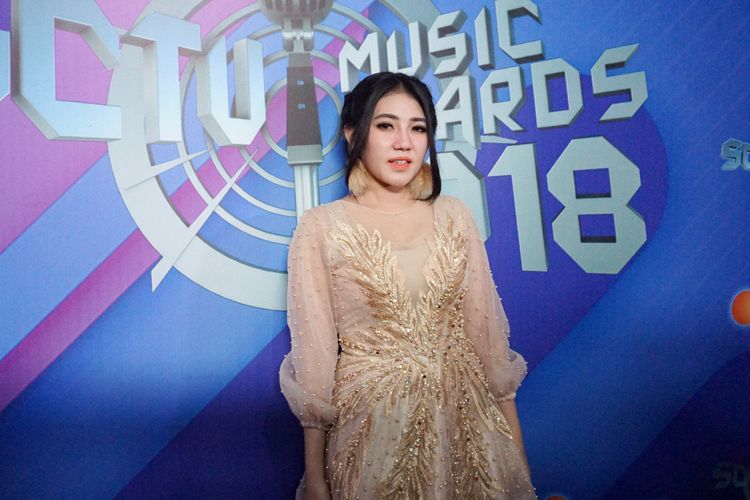 Penyanyi dangdut Via Vallen saat ditemui di SCTV Music Awards 2018 yang digelar di Emtek City, Daan Mogot, Jakarta Barat, Jumat (27/4/2018).