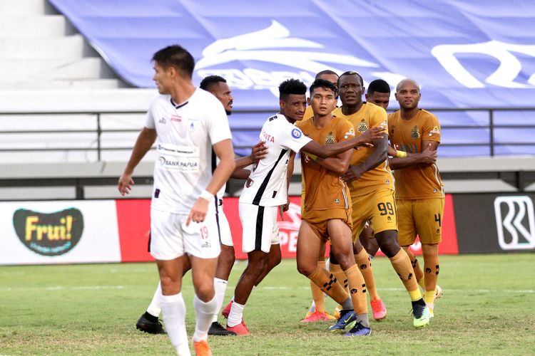 Pemain Bhayangkara FC Dendi Sulistyawan, Herman Dzumafo dan Anderson Salles ketat Persipura Jayapura saat pertandingan pekan 31 Liga 1 2021-2022 yang berakhir dengan skor 1-2 di Stadion Kapten I Wayan Dipta Gianyar, Rabu (16/3/2022) sore.