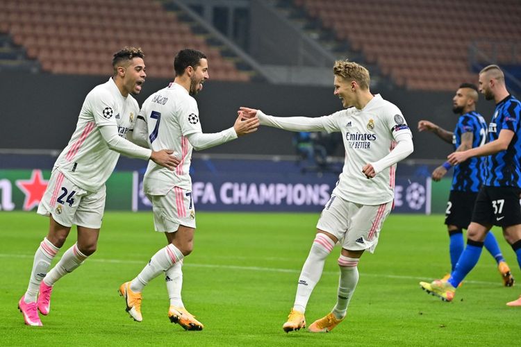 Pemain Real Madrid Eden Hazard berselebrasi usai mencetak gol penalti ke gawang Inter Milan pada laga matchday empat Grup B di Stadion Giuseppe Meazza, 25 November 2020. 