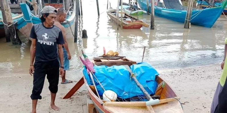Masyarakat Kabupaten Karimun, Kepulauan Riau (Kepri), digegerkan dengan penemuan perahu nelayan tak bertuan di tengah laut.