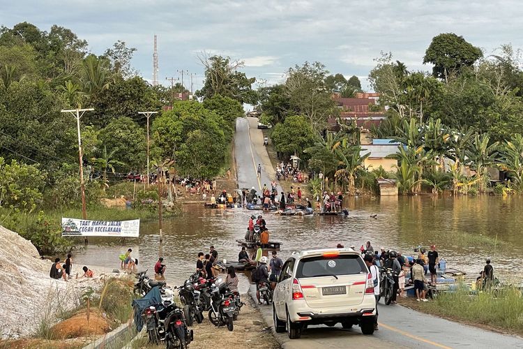 Banjir merendam dan memutus ruas jalan Sintang-Putussibau di Kabupaten Sintang, Kalimantan Barat, Sabtu (13/11/2021). BPBD Kabupaten Sintang menyatakan banjir masih merendam beberapa kecamatan di daerah setempat, meski demikian banjir telah surut 10 hingga 15 sentimeter pada Jumat (12/11/2021) kemarin.