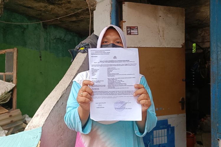Farida (32), ibu NHR (9) yang merupakan bocah korban pemerkosaan oleh lansia berinisial S alias UH (65), Pinang Ranti, Makasar, Jakarta Timur, Rabu (14/6/2023).