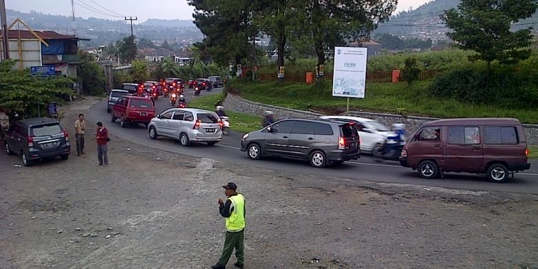 Kemacetan terjadi di Kawasan Lembang, Kabupaten Bandung Barat, Jawa Barat, Selasa (29/7/2014).